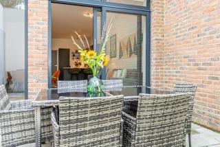 Elegant 2 Beds, 2 Baths Flat with Private Terrace, High-End Finishes and Chic Furnishings - 0