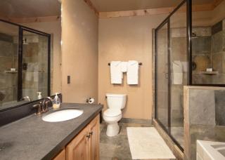 Palisades Lodge Suite 206 - 4