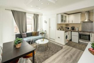 Stylish 2-Bed Flat with Sofa Bed - 0