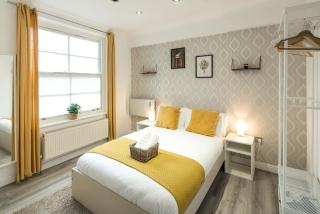 Stylish 2-Bed Flat with Sofa Bed - 9