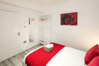 Stylish 2-Bed Flat with Sofa Bed - 8