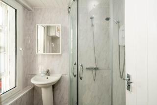 Stylish 2-Bed Flat with Sofa Bed - 6