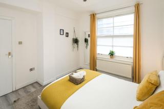 Stylish 2-Bed Flat with Sofa Bed - 3