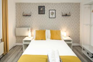 Stylish 2-Bed Flat with Sofa Bed - 1