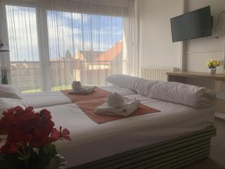 CASTLE WALL Wellness Guesthouse - 4