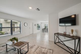 Sunny Escape Fresh, Modern Townhome Near Beaches - 2