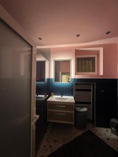 Miss Nareen's Central Rooms - 7