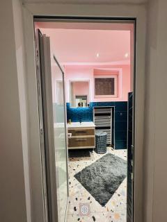 Miss Nareen's Central Rooms - 9