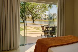 Suíte com Vista para o Lago em Capitólio, acesso a piscina adulto e infantil, quadra de beach tênis e playgroud - 0