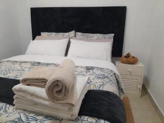 Sunlit Retreat Constantia Kloof - 1