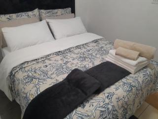 Sunlit Retreat Constantia Kloof - 0