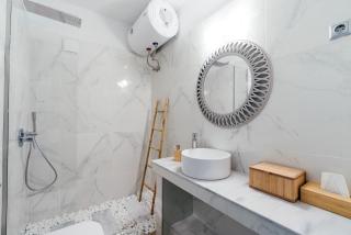 Central Fira Luxury Apartment - 7