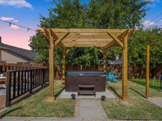 Poolside Paradise Game Room Fire Pit Hot Tub - 7