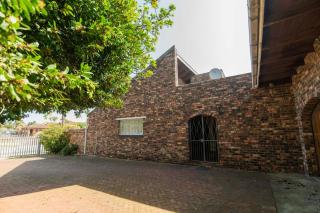 6 Bedroom House - Summerstrand Port Elizabeth - 7
