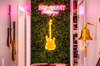 Rooftop Views Stylish Decor Nash Downtown Access - 9