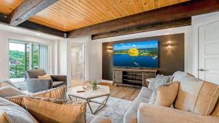 Amazing Lakefront Paradise with Perfect Location - 7