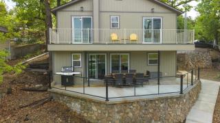 Amazing Lakefront Paradise with Perfect Location - 8