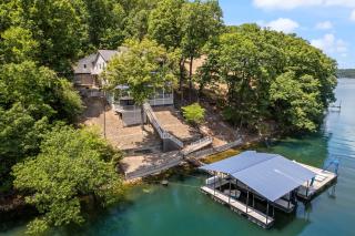 Amazing Game Room with Dock Tram to Huge Dock - Great For Families - 0