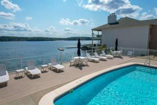 Central Location, Pool Access & Breathtaking Views - 9