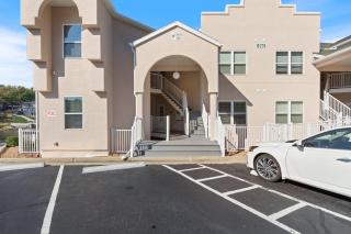 Central Location, Pool Access & Breathtaking Views - 6