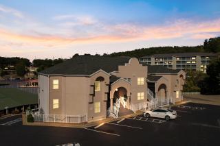 Central Location, Pool Access & Breathtaking Views - 0