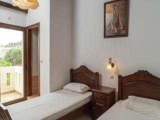 Modern holiday home in Stalos with balcony - 5