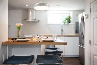 2 Bed Suite in Toronto - Full Kitchen & Laundry - 0