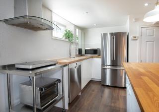 2 Bed Suite in Toronto - Full Kitchen & Laundry - 9