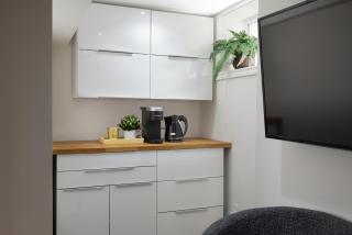 2 Bed Suite in Toronto - Full Kitchen & Laundry - 5