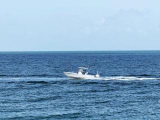 El Galeon – Bay Views, Beach Access & Pool - 9