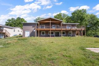 Huge Lakefront Yard, Private Dock - Amazing Views! - 0