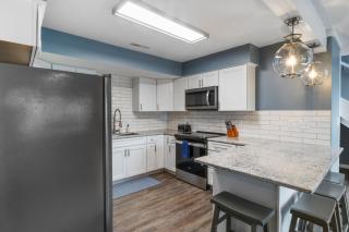 Our Cove Retreat - Perfect for Wave-Free Swimming, Tanning & Prime Location Fun! - 4