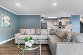 Our Cove Retreat - Perfect for Wave-Free Swimming, Tanning & Prime Location Fun! - 7