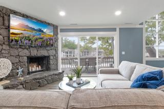 Our Cove Retreat - Perfect for Wave-Free Swimming, Tanning & Prime Location Fun! - 6