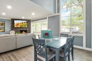 Our Cove Retreat - Perfect for Wave-Free Swimming, Tanning & Prime Location Fun! - 3