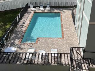 The Palms – 3BR Condo with Balcony & Pool - 9