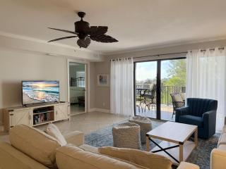 The Palms – 3BR Condo with Balcony & Pool - 8