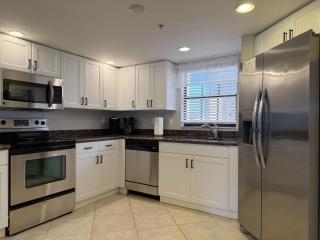 The Palms – 3BR Condo with Balcony & Pool - 6