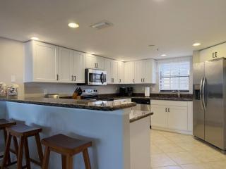 The Palms – 3BR Condo with Balcony & Pool - 5