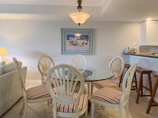 The Palms – 3BR Condo with Balcony & Pool - 4