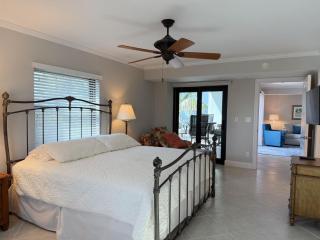 The Palms – 3BR Condo with Balcony & Pool - 2