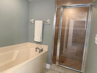 The Palms – 3BR Condo with Balcony & Pool - 1