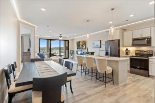 Lakefront Topsider Condo w/ Boat Slip, 2 Pools & Large Deck - 7