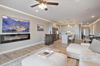 Lakefront Topsider Condo w/ Boat Slip, 2 Pools & Large Deck - 4