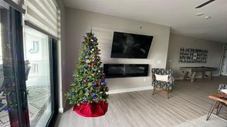 Topsider Condo w/ Stunning Lake Views, Shuffleboard & King Beds - 7