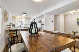 Minutes from the Strip - Nightlife and Dining! - 1