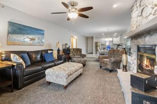 LazyDays Pet-Friendly Condo w/ Pool & Slip at 3M - 5