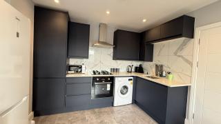 Modern 2 Bed Apartment Includes Free Parking - 6