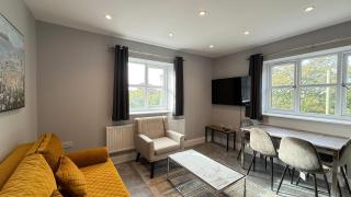 Modern 2 Bed Apartment Includes Free Parking - 2