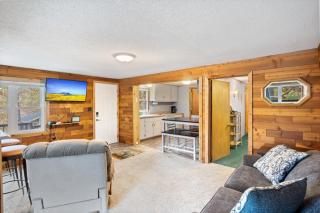 Stunning Lake View On A Nice & Quiet Relaxing Home - 4